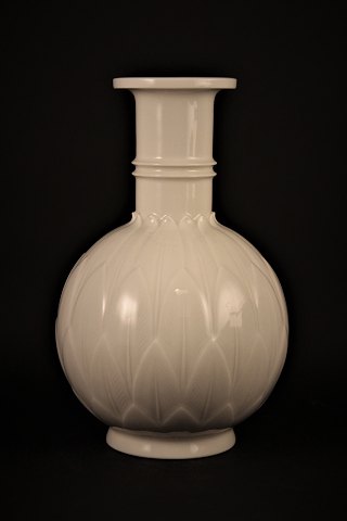 Royal Copenhagen , hvid vase Blanc de Chine 
med bladrelief af Arno Malinowski fra år 1947.
H:20cm. Dia.:12cm.