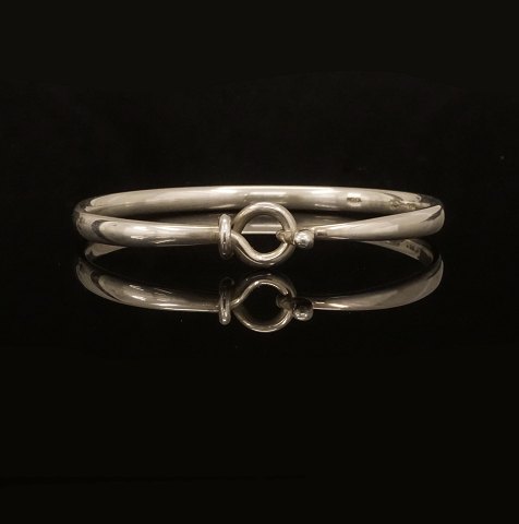 Vivanne Torun Bülow-Hübe für Georg Jensen: A 
"Torun" sterlingsilver bangle. Size: 6,5x5,4cm