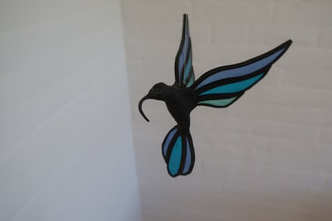 Dekorativ fugl til ophængning
Lavet af farvet glas, blyindfattet
Købt hos den danske glaskunstner, Ivan Boytler
I meget flot stand