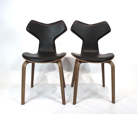 A pair of Grand Prix chairs, model 4130, of Walnut veneer and black leather, by 
Arne Jacobsen and Fritz Hansen.
5000m2 showroom.