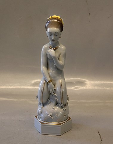 12459 Kgl. Havfrue 26.5 cm Arno Malinowski 1926 Overglasur dekoreret med guld 
Kongelig Dansk Porcelæn
