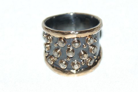 Roosevelt ring Sølv Design: By Birdie Sort Rhodineret og 14 karat Guld med, Guld 
kugler og 13 Rose diamanter