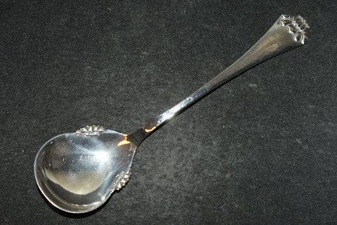 Jam spoon Waterlily Danish silver cutlery
Hans Hansen Silver
Length 14 cm.