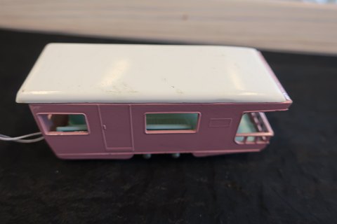 For samleren:
Lesney Matchbox Series No 23 Trailer Caravan
Sjælden caravan med dobbelt aksel
Produktionstekst i bunden Se fotos
God stand efter alder