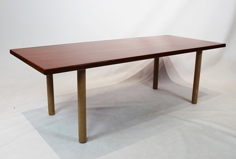 Coffee table in teak and oak by Hans J. Wegner and Andreas Tuck, from the 1960s.
5000m2 showroom.
