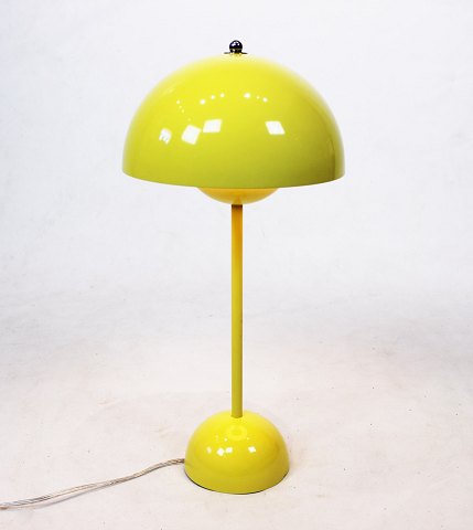 Flowerpot bordlampe, VP3, i gul designet af Verner Panton i 1968 og fremstillet 
af &tradition.
5000m2 udstilling.