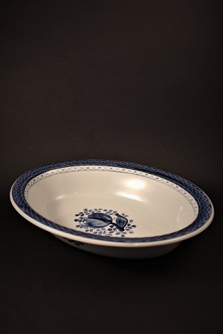 Royal Copenhagen - Aluminia Tranquebar / Trankebar oval fajance salat / 
kartoffel skål. H:5,5cm. L&B:28,5x21,5cm.
RC# 11/1411.