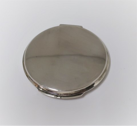 Georg Jensen. Silver powder box. Sterling (925). Diameter 8 cm. Model 277B. 
Design Harald Nielsen.