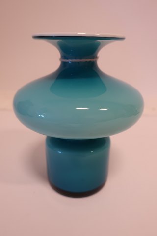 Carnaby Vase fra Holmegaard
Turkis blå med inderside af opal hvidt glas
Design: Per Lütken (1916-1998)
Produceret i perioden 1968 - 1976
H: 15,4cm
Flot stand