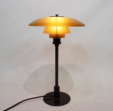 PH 3/2 bordlampe med skærme af rav favet glas og stel af bruneret messing, 
designet af Poul Henningsen og fremstillet af Louis Poulsen, 1930erne.
5000m2 udstilling.