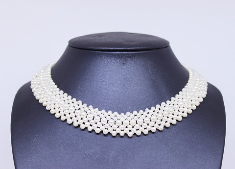 Necklace of multiple rows of pearls.
5000m2 showroom.