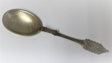 V. Berth. Sølv serveringsske (830) forgyldt. Længde 27,5 cm. Produceret 1897.