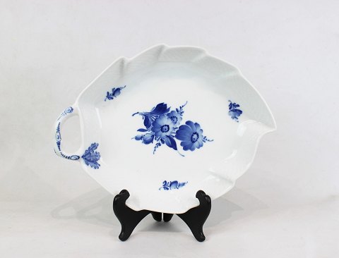 Leaf shaped cake dish, no.: 8003, in Blue Flower by Royal Copenhagen.
5000m2 showroom.