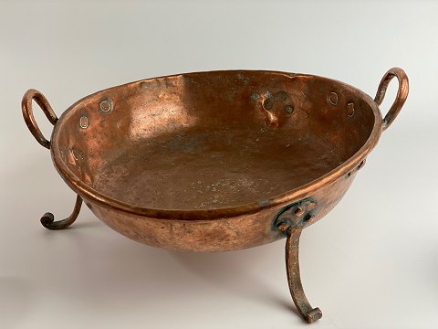 Antikt fad af kobber på tre ben, 19. århundrede