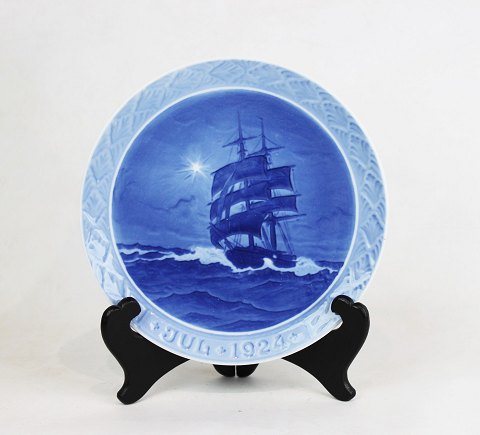 Christmas plate, ship, by Christian Benjamin Olsen from 1924 for Royal 
Copenhagen.
5000m2 showroom.