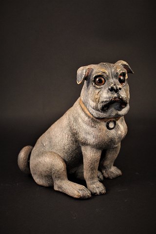 1800 tals bemalet terracotta figur af hund med glas øjne og med fin patina. 
H:16cm.