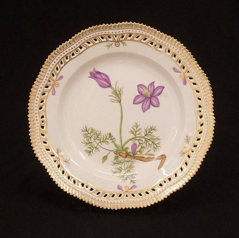 A large Royal Copenhagen plate. "20/3553. D: 25cm