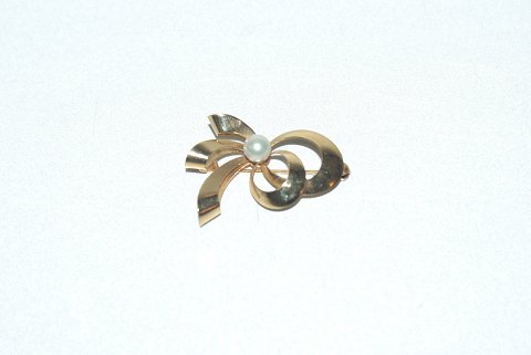Elegant Broche med hvid perle i 14 karat guld