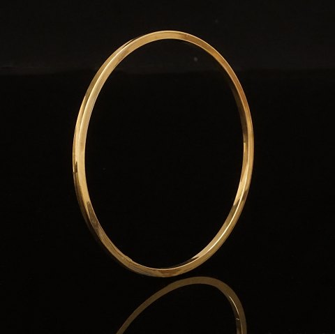 Guldarming i 8kt guld. Indv. diameter: 6,6cm. 
Tykkelse: 2,5mm