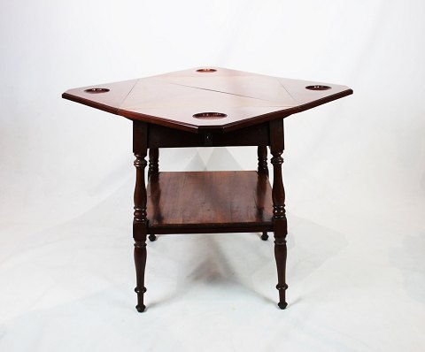 Antikt spillebord af mahogni med klapper fra omkring å 1880.
5000m2 udstilling.