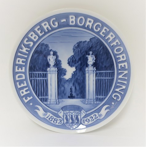 Royal Copenhagen. Mindeplatte #203. Frederiksberg borgerforening. Indgangen til 
Frederiksberg have. 1922. Diameter 20 cm.