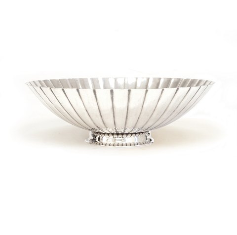 Siegvard Bernadotte for Georg Jensen: A 
sterlingsilver bowl. H: 7,2cm. D: 22,5cm. W: 478gr