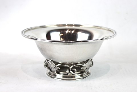 Bowl on foot of 925 sterling silver stamped SCF.
5000m2 showroom.