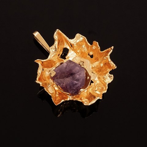 A large 18kt gold pendant by John Rørvig, Denmark. 
Size: 6,3x5cm. W: 31,4gr