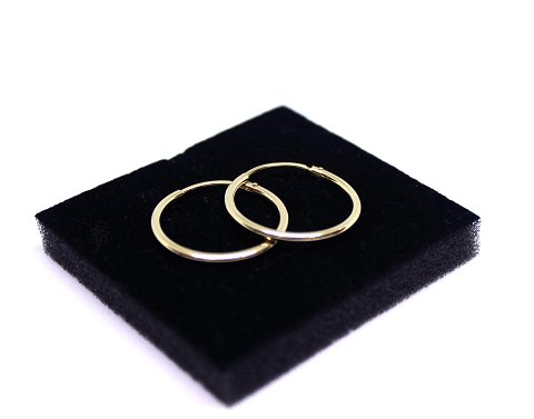 A pair of hoop earrings of 14 carat gold.
5000m2 showroom.