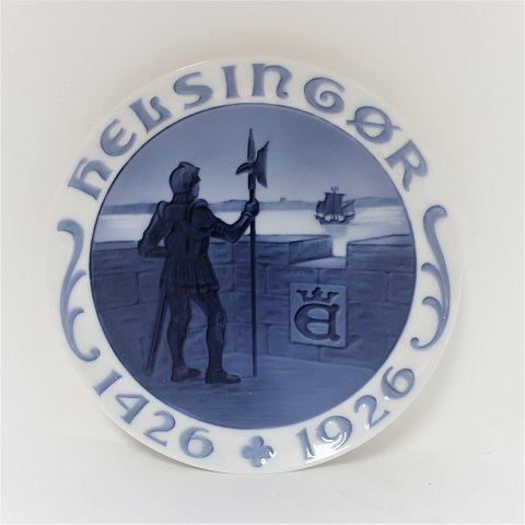 Royal Copenhagen. Mindeplatte #240. Helsingør platte. Fremstillet i anledning af 
byens 500- års jubilæum. Diameter 20,5 cm. Produceret 1926.