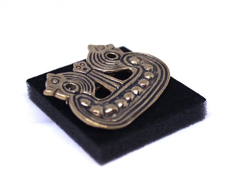 Brooch with viking 
motif of silver.
5000m2 showroom.