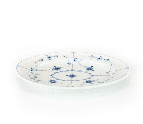 Ovale dish blue painted by Bing and Grøndahl.
5000m2 showroom.
