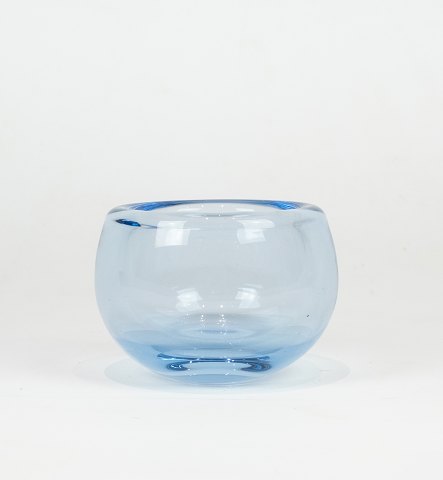 Glass bowl in ice blue color by Per Lütken for Holmegaard.
5000m2 showroom.