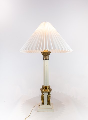 Gammel fransk bordlampe i messing dekoreret med forskellige figurer fra 
1920erne.
5000m2 udstilling.