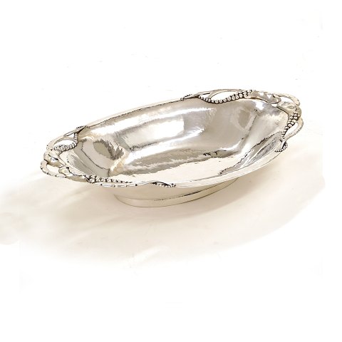 An early 20th century silver bread basket. Circa 
1930. H: 6,5cm. Size: 21x35cm. W: 571gr