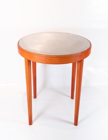 Side table with red painted frame and plate in metal  of danish design from the 
1960s.
5000m2 showroom