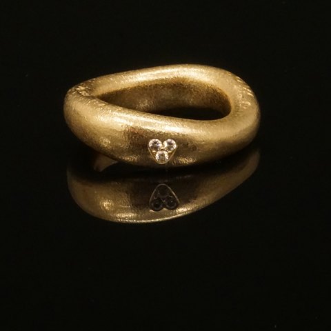 Lynggaard Love ring nr. 5. Charlotte Lynggaard 
Love ring i 14kt guld med diamant. Ringstr. 56. V: 
9,8gr