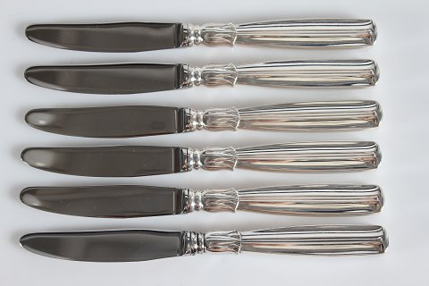 Lotus Silver Cutlery
Lunch knives
L. 19 cm