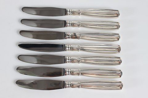 Lotus Silver Cutlery
Dinner knives
L. 22 cm