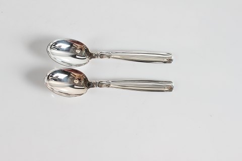 Lotus Silver Cutlery
Dessert spoons
L. 17 cm