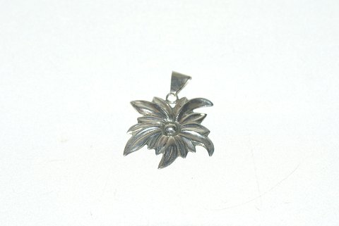 Elegant Brooch in Silver