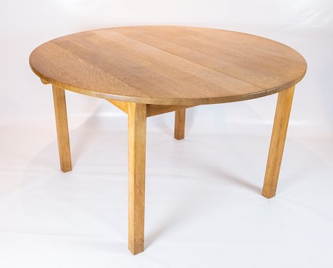 Spisebord af massivt egetræ med udtræksplader designet af Kurt Østervig.
5000m2 udstilling.
