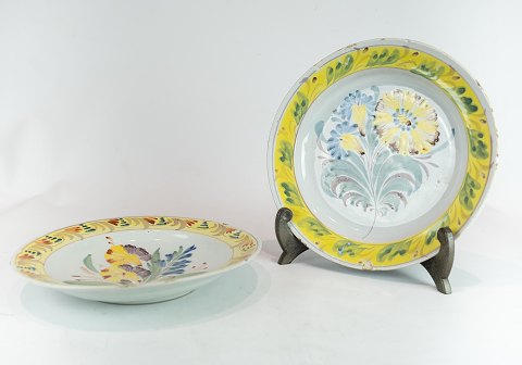 Two Kelling Husen plates decorated in yellow colours and with different motives 
of German fajance from 1780s.
5000m2 showroom.