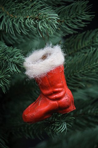 Gammelt julepynt til juletræet i form af bemalet støvle lavet af pap.
Højde:8cm. L:6,5cm. B:3,5cm.