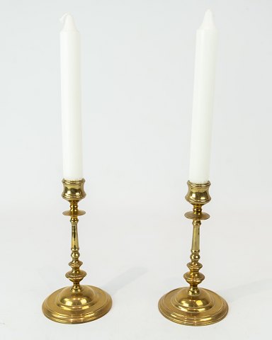 A pair of 
candlesticks in brass and in great used condition from the 1920s.
5000m2 showroom.