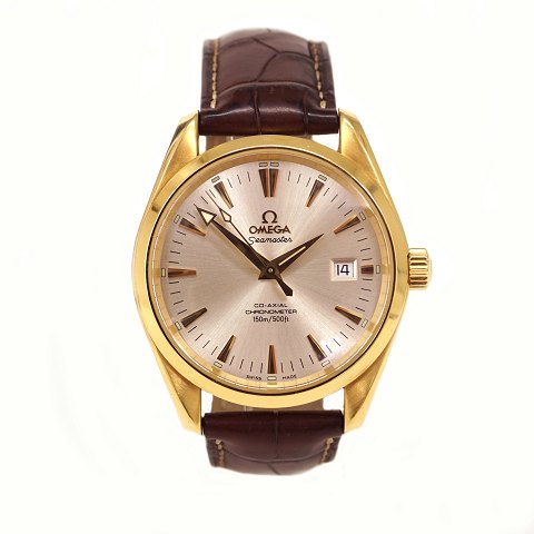 Omega Seamaster Aqua Terra Co-Axial Escapement i 
18kt guld. Ref. 26033037. Kaliber 2500. Leveres 
med boks og certifikater. Årgang 2008. D: 39mm. 
Leveres på original Omega læderrem med foldespænde 
i 18kt guld. Rem dog med brugsspor