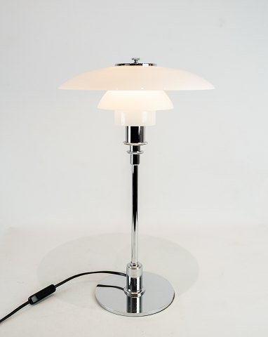 PH 3/2 bordlampe med krom stel og hvidt opal glas skærme, designet af Poul 
Henningsen og fremstillet af Louis Poulsen.
5000m2 udstilling.