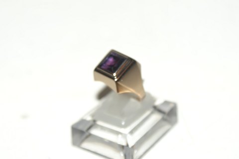 Elegant lady ring with armrest in 8 carat gold