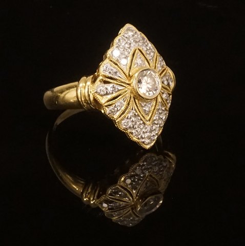 An 18kt gold Art Deco ring with diamonds. Largest 
diamond ca. 0,25ct. Ringsize 58