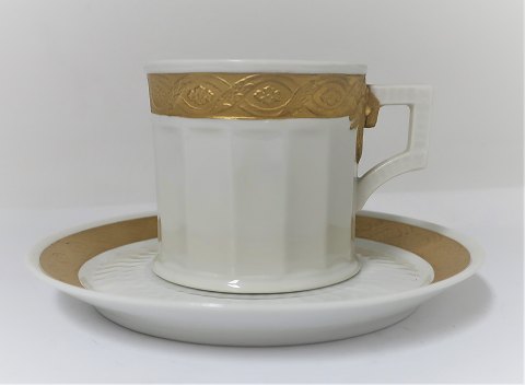 Royal Copenhagen. Vifte med guld. Espresso kopper. Model 11548. Der er 6 styk på 
lager. Prisen er per styk. ( 1 sortering )